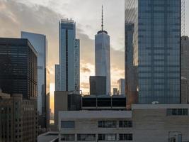 horizonte aéreo del centro de la ciudad de nueva york en la noche hacia el atardecer. foto