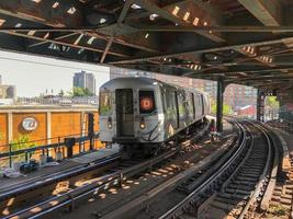 Tren d entrando en la estación de metro West 8th en Coney Island, Brooklyn, Nueva York. foto