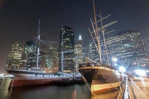 la goleta histórica en el puerto marítimo de la calle sur por la noche en la ciudad de nueva york foto