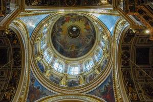 interior de la catedral de san isaac, hito icónico en st. petersburgo, rusia, 2022 foto