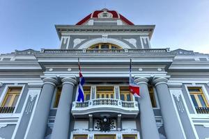 palacio del gobernador a lo largo de la plaza de armas en cienfuegos, cuba. foto