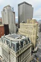 vista aérea del horizonte de la ciudad de nueva york en el bajo manhattan foto