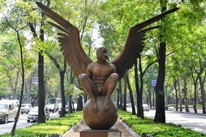 ciudad de méxico, méxico - 3 de julio de 2013 - esculturas de bronce del artista contemporáneo jorge marin a lo largo del paseo de la reforma en la ciudad de méxico, méxico. foto