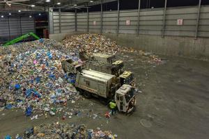 brooklyn, nueva york - 7 de noviembre de 2016 - montones de reciclaje en el centro de reciclaje municipal sims. es una instalación de recuperación de materiales de última generación en Sunset Park, Brooklyn, Nueva York. foto