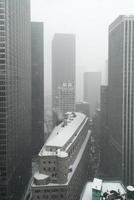 vista aérea del centro de manhattan durante una tormenta de nieve en la ciudad de nueva york. foto