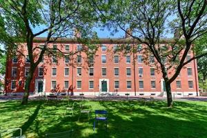 edificio de dormitorios de harvard en el campus de boston, massachusetts. foto