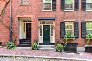 calle bellota en boston, massachusetts. es una calle estrecha pavimentada con adoquines que fue hogar de cocheros empleados por familias en mt. mansiones de las calles vernon y castaño. foto