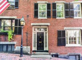 calle bellota en boston, massachusetts. es una calle estrecha pavimentada con adoquines que fue hogar de cocheros empleados por familias en mt. mansiones de las calles vernon y castaño. foto