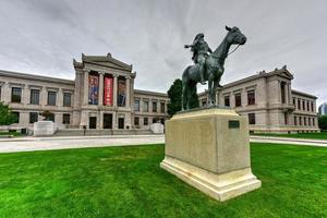 boston, massachusetts - 5 de septiembre de 2016 - fachada del museo de bellas artes de boston con el atractivo del monumento al gran espíritu. el museo de bellas artes es el cuarto museo más grande de los estados unidos. foto