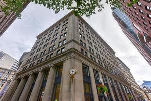 edificio del banco de ahorros de cinco centavos de boston en la calle de la escuela. foto