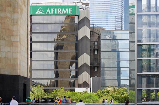 ciudad de méxico, méxico - 7 de julio de 2013 - edificios de oficinas modernos de la ciudad de méxico que reflejan el monumento a la revolución en la plaza de la república. foto