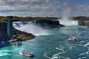 las cataratas americanas en las cataratas del niágara, nueva york vistas desde el puente del arco iris. foto