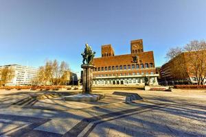 el ayuntamiento de oslo alberga el ayuntamiento, la administración municipal y los estudios y galerías de arte, 2016 foto