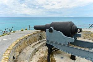 cañón en el astillero de la marina real, hmd bermuda, que fue la base principal de la marina real en el atlántico occidental entre la independencia americana y la guerra fría. foto