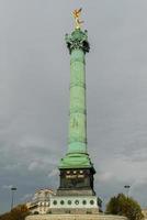 parís, francia - 25 de noviembre de 2006 - la columna de julio es un monumento a la revolución de 1830 en la place de la bastille en parís, francia. foto