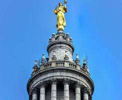 estatua de fama cívica en el edificio municipal de la ciudad de nueva york, un edificio de 40 pisos construido para adaptarse a las crecientes demandas gubernamentales de espacio después de la consolidación de los cinco distritos de la ciudad en 1898. foto