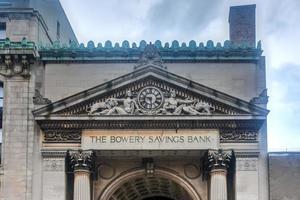 el banco de ahorros bowery abrió en 1834 en el sitio de lo que ahora es 128-130 bowery en manhattan. foto