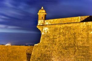 castillo san felipe del morro también conocido como fuerte san felipe del morro o castillo del morro al atardecer. es una ciudadela del siglo XVI ubicada en san juan, puerto rico. foto