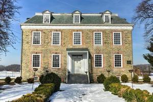 histórica casa solariega georgiana de 1748 van cortlandt construida en piedra de campo vestida con un techo de dos aguas en bronx, nueva york foto