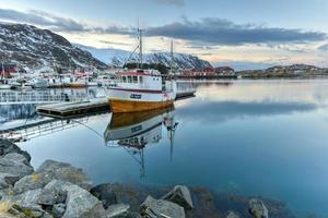 barcos de pesca en el pueblo de fredvang en las islas lofoten, noruega. foto