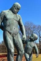 escultura en el parque vigeland en oslo, noruega, 2022 foto