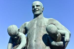 escultura en el parque vigeland en oslo, noruega, 2022 foto