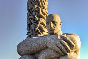 escultura en el parque vigeland en oslo, noruega, 2022 foto