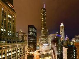 horizonte de chicago en la noche foto