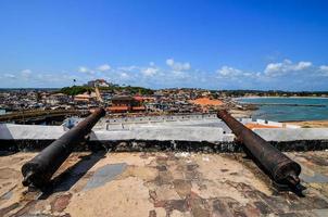 ghana, cañones del sitio del patrimonio mundial del castillo de elmina, historia de la esclavitud