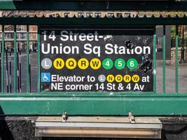 ciudad de nueva york - 9 de abril de 2020 - entrada de metro de la estación 14th street union square en manhattan, ciudad de nueva york. foto