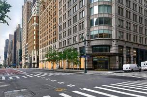 ciudad de nueva york, nueva york - 11 de junio de 2020 - tienda cerrada durante la pandemia de covid-19, con ventanas tapiadas para proteger contra saqueos como resultado de protestas contra la brutalidad policial. foto