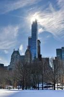 rascacielos a lo largo de central park south en la ciudad de nueva york, durante un invierno cubierto de nieve. foto