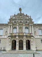 ettal, alemania - 5 de julio de 2021 - palacio de linderhof en baviera, alemania, uno de los castillos del ex rey ludwig ii. foto