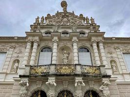 ettal, alemania - 5 de julio de 2021 - palacio de linderhof en baviera, alemania, uno de los castillos del ex rey ludwig ii. foto