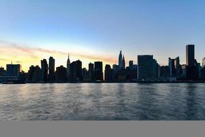 ciudad de nueva york - 7 de abril de 2021 - vista del centro de manhattan al atardecer desde la ciudad de long island, queens, ciudad de nueva york. foto