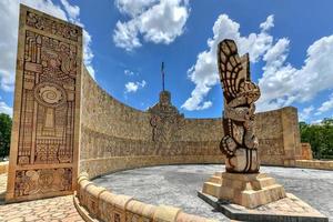 monumento a la patria a lo largo del paseo montejo en yucatan, merida, mexico. foto