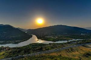 vista desde el monasterio cruzado ubicado en la colina cerca de la ciudad mtskheta, georgia. foto