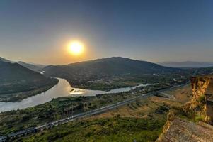 vista desde el monasterio cruzado ubicado en la colina cerca de la ciudad mtskheta, georgia. foto