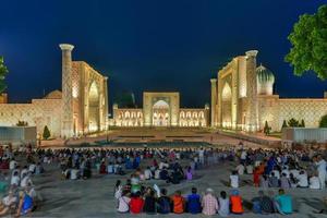 registan en la antigua ciudad de samarcanda en uzbekistán foto