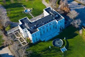 Newport, rhode island - 29 de noviembre de 2020 - vista exterior de la histórica mansión rosecliff en newport, rhode island. foto