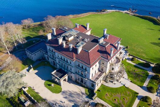 Newport, ri - 29 de noviembre de 2020 - vista aérea de los rompedores y el paseo del acantilado. the breakers es una mansión vanderbilt con estilo renacentista italiano construida en 1895 en el distrito histórico de bellevue avenue en newport, ri. foto