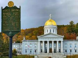 el edificio del capitolio estatal en montpelier vermont, estados unidos. la actual estructura de renacimiento griego es el tercer edificio en el mismo sitio que se utilizará como la casa del estado. fue ocupado en 1859. foto