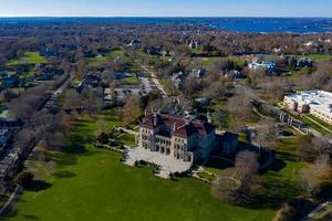 Newport, ri - 29 de noviembre de 2020 - vista aérea de los rompedores y el paseo del acantilado. the breakers es una mansión vanderbilt con estilo renacentista italiano construida en 1895 en el distrito histórico de bellevue avenue en newport, ri. foto