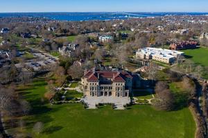 Newport, ri - 29 de noviembre de 2020 - vista aérea de los rompedores y el paseo del acantilado. the breakers es una mansión vanderbilt con estilo renacentista italiano construida en 1895 en el distrito histórico de bellevue avenue en newport, ri. foto