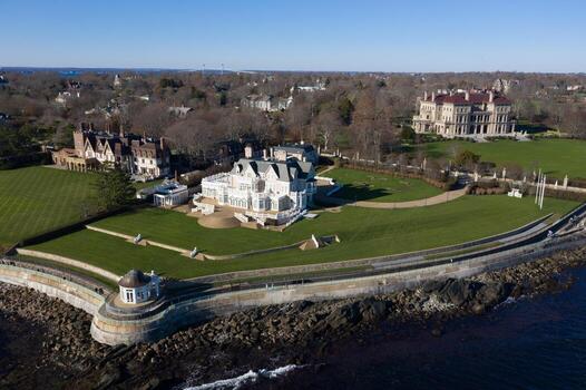 Newport, ri - 29 de noviembre de 2020 - vista aérea de los rompedores y el paseo del acantilado. the breakers es una mansión vanderbilt con estilo renacentista italiano construida en 1895 en el distrito histórico de bellevue avenue en newport, ri. foto