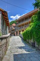 la calle sharambeyan en el centro de dilijan, armenia foto