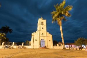 iglesia del sagrado corazón de jesús en viñales, cuba al atardecer. foto