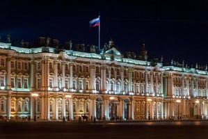 plaza del palacio, columna de alejandro y edificio del personal general en san petersburgo, rusia foto