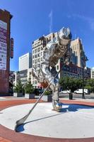 Newark, nueva jersey - 21 de septiembre de 2019 - escultura gigante de acero del jugador de hockey hombre de acero en la plaza del campeonato de los diablos de nueva jersey fuera del centro prudencial en newark, nueva jersey. foto