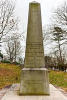 la tumba de thomas jefferson en los terrenos de su finca, monticello, en charlottesville, virginia, 2022 foto